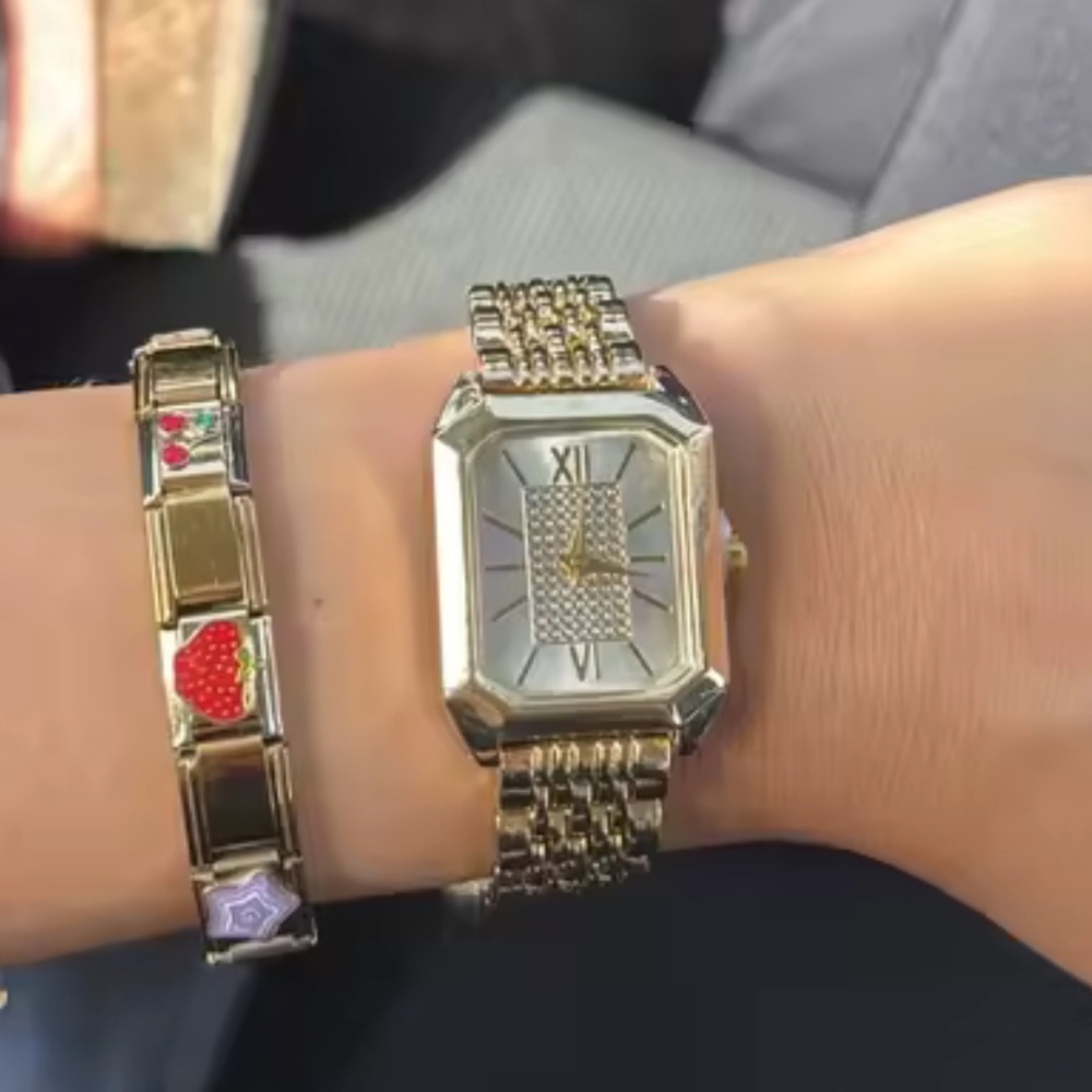 Luxurious Gold Watch with Black Dial - Picture 4 of 4